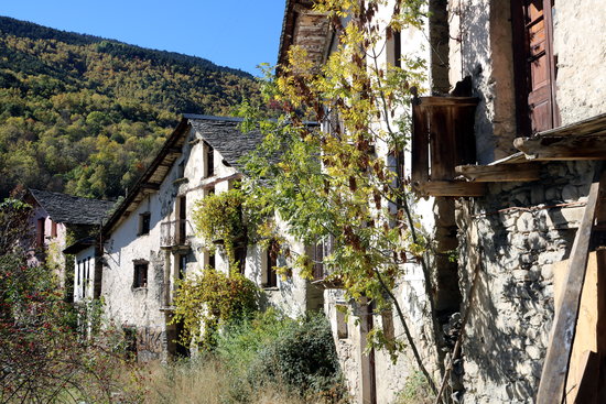 Houses in the ghost town of Àrreu in Pallars Sobirà on October 22 2018 (by Marta Lluvich)